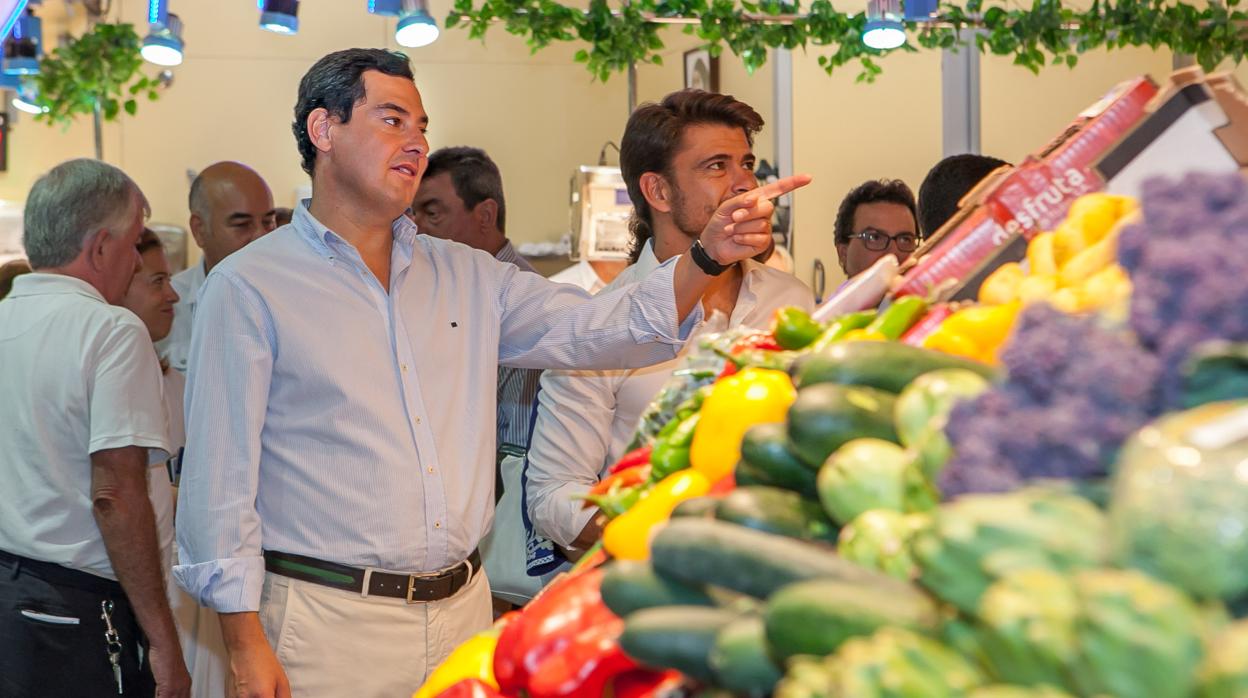 El líder de PP andaluz, Juanma Moreno, junto al candidato a la Alcaldía de Sevilla, Beltrán Pérez