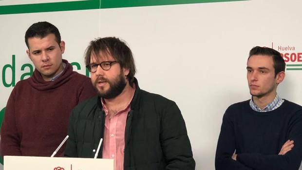 La alcaldesa de Bollullos denuncia a un concejal del PSOE por clavarle un boli en la mano e insultarla