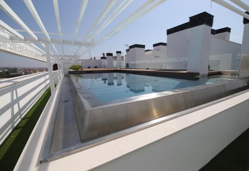 Vista de la terraza con piscina de la promoción de Palacio Homes