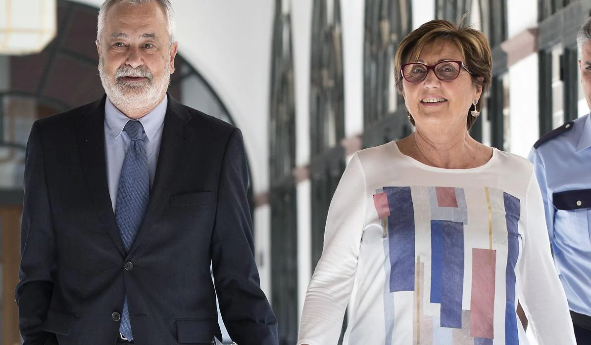 Marisa Bustinduy junto a José Antonio Griñán cuando acudió a declarar en la comisión de investigación de la formación
