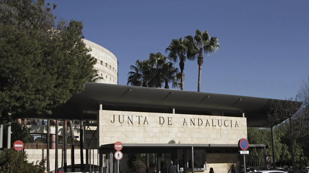 Acceso al edificio central de la Consejería de Hacienda de la Junta en Torre Triana, Sevilla