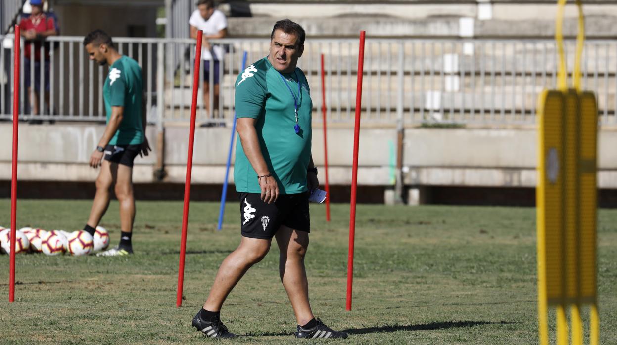 El entrenador del Córdoba CF, José Ramón Sandoval, entre picas