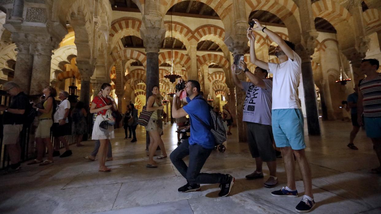 Turistas en la Mezquita-Catedral de Córdoba