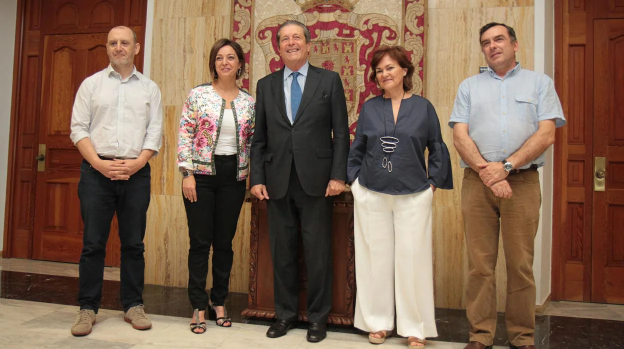 Foto de familia de la comisión de la Mezquita-Catedral con la alcaldesa de Córdoba