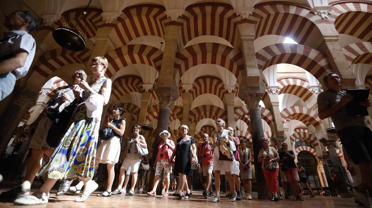 Turistas en el interior de la Mezquita-Catedral de Córdoba