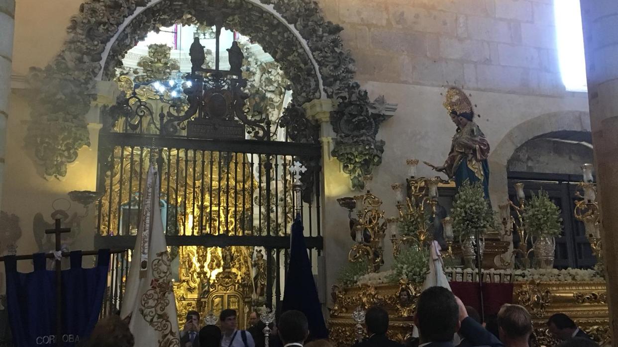 María Auxiliadora ante la capilla sacramental de San Pedro, donde se venera a los Santos Mártires de Córdoba