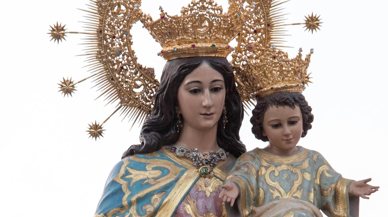 María Auxiliadora en su procesión del mes de mayo