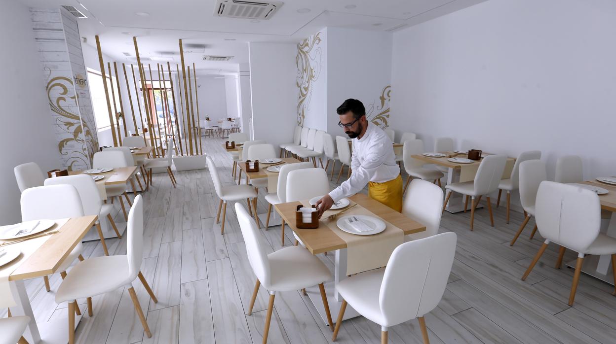 Un camarero prepara las mesas en el restaurante El Aura, uno de los nominados en la categoría de cocina creativa