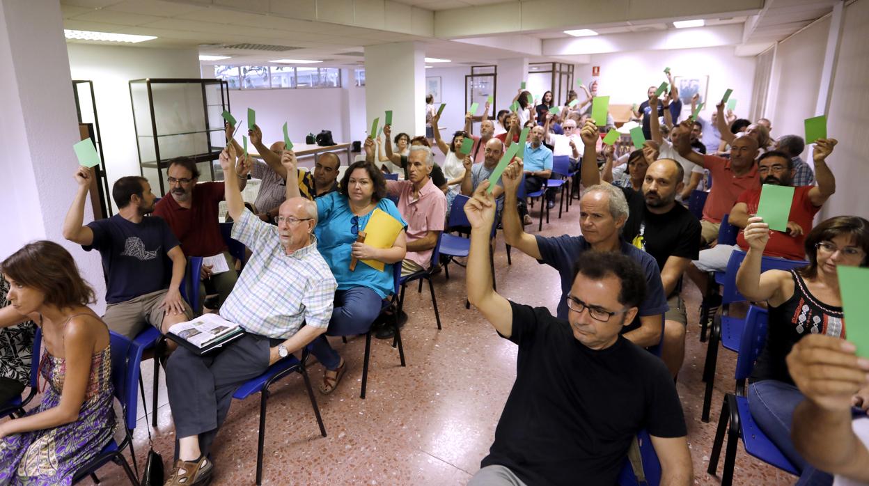 Un momento de la asamblea celebrada hoy por Ganemos Córdoba