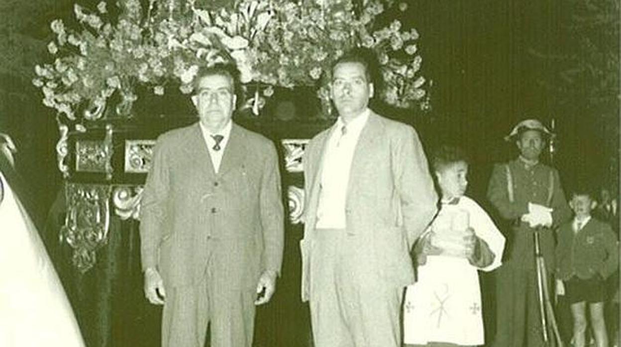 Antonio Sáez Pozuelo y Manuel Sáez Gallegos, ante el Cristo del Amor