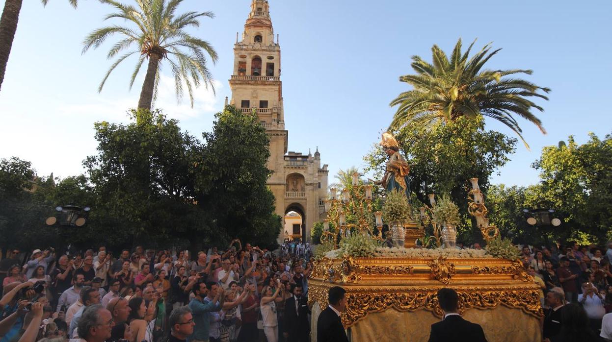 María Auxiliadora, en el Patio de los Naranjos