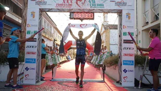 Irene Cabrera y Camilo Puertas vencen el XXX Triatlón «Califas de Hierro» de Posadas