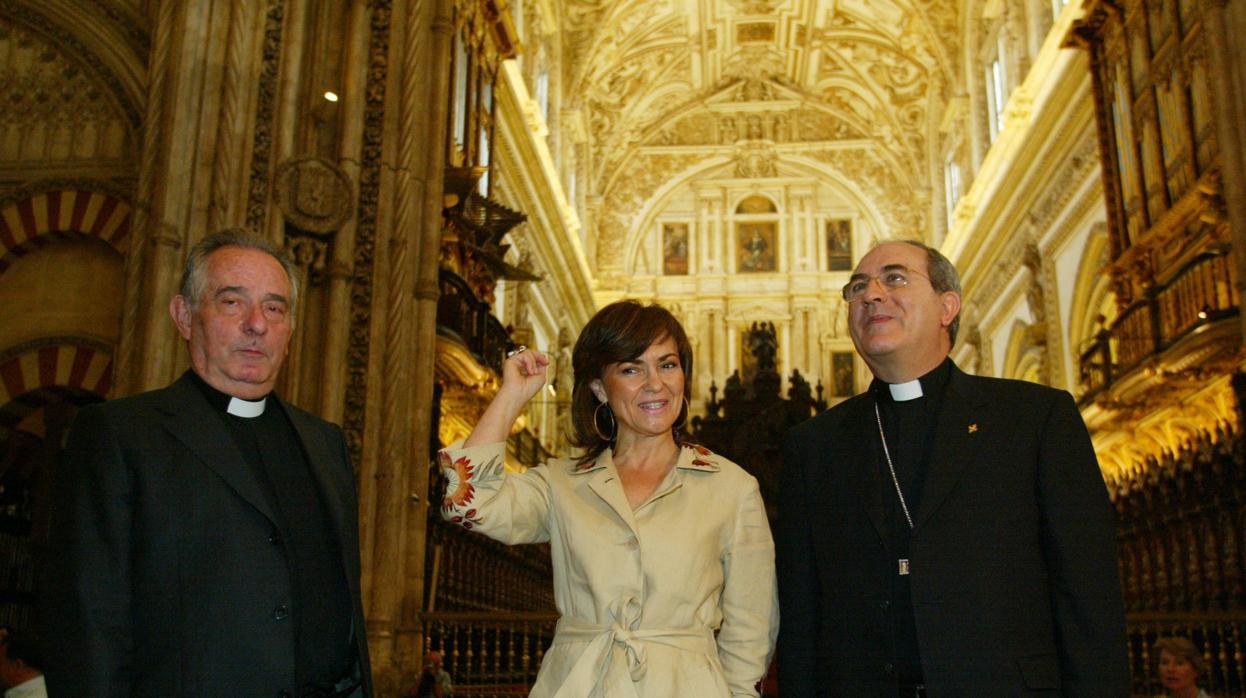 Juan Moreno, Carmen Calvo y Juan José Asenjo, tras la firma del convenio para la restauración del crucero