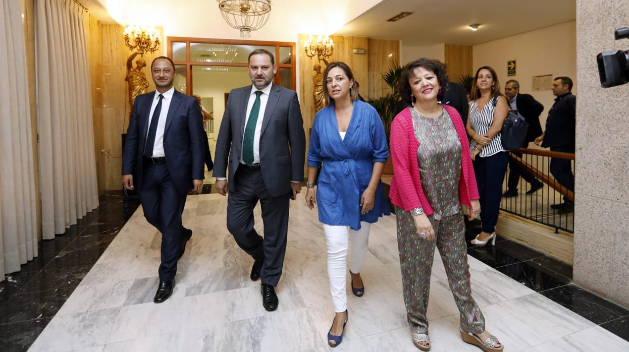 El ministro de Fomento, José Luis Abalós, hoy con la alcaldesa en el Ayuntamiento de Córdoba