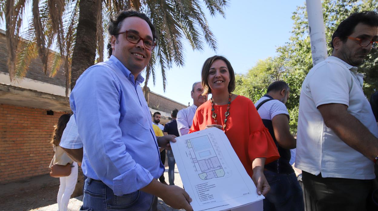 Antonio Rojas e Isabel Ambrosio, en la entrega del pabellón