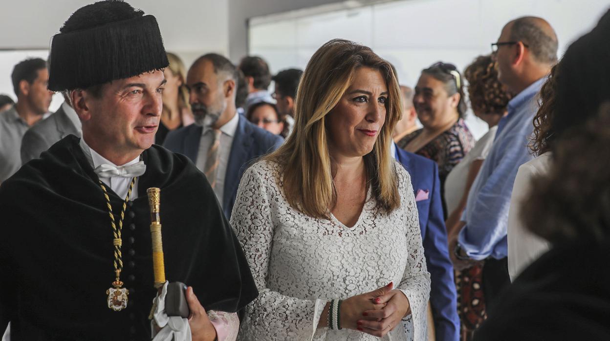 Susana Díaz este lunes en la apertura oficial del curso universitario junto al rector de la Universidad de Cádiz, Eduardo González Mazo