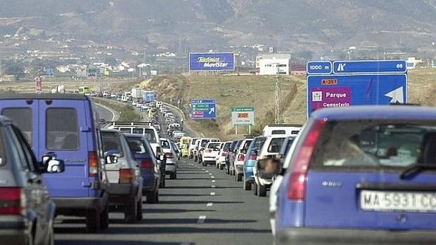 Un accidente en Málaga entre una hormigonera y una grúa provoca atascos kilométricos