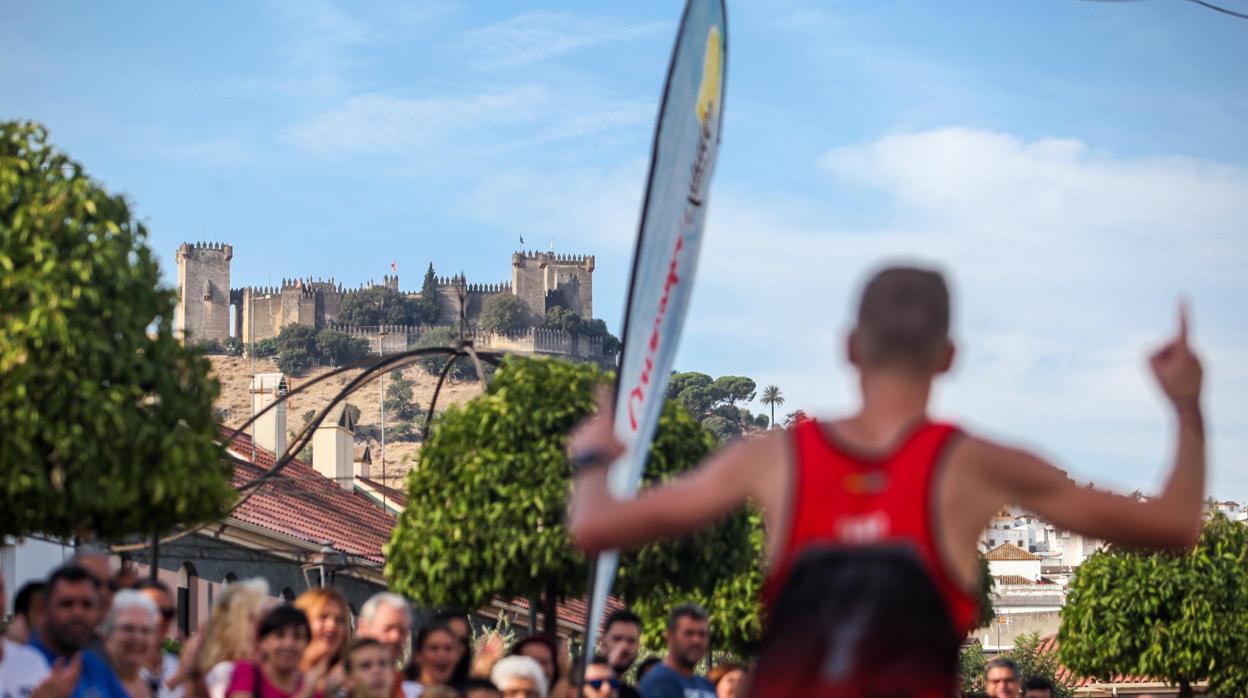 Un corredor llega a la meta de Almodóvar con el Castillo de fondo en 2017