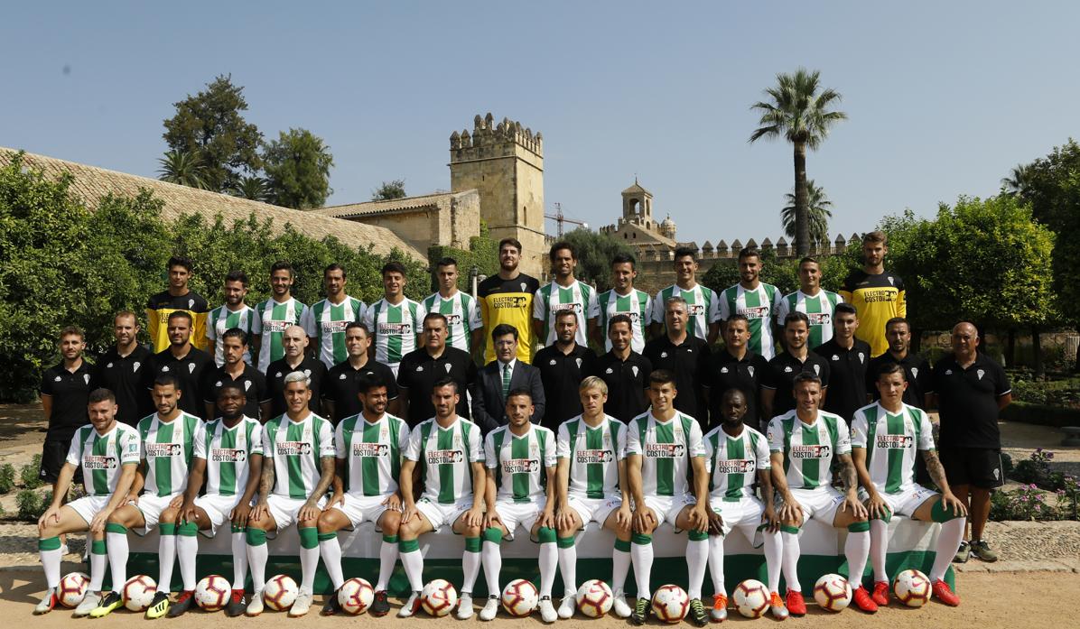 Foto oficial de la plantilla del Córdoba CF, este miércoles, en el Alcázar de los Reyes Cristianos