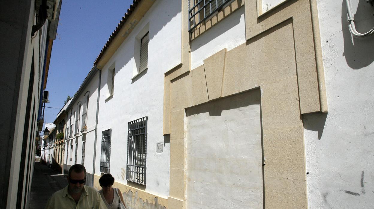 Dos personas pasan por la calle Isabel II