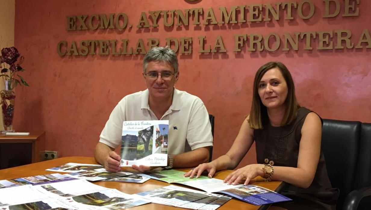 A la izquierda, el alcalde de Castellar, Juan Casanova, durante una presentación.