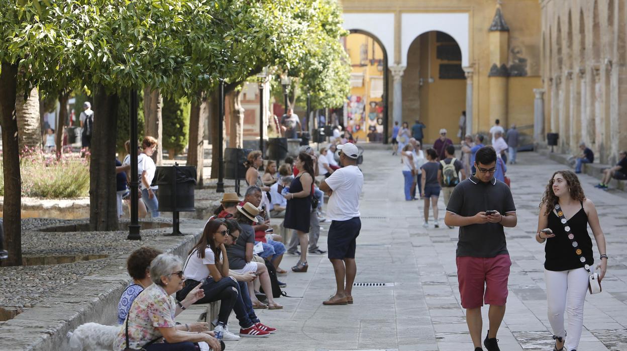 Turistas en el interior del Patio de los Naranjos