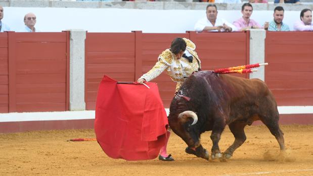 Díaz imparte un recital con la zurda en el cuarto toro de la Feria de Pozoblanco