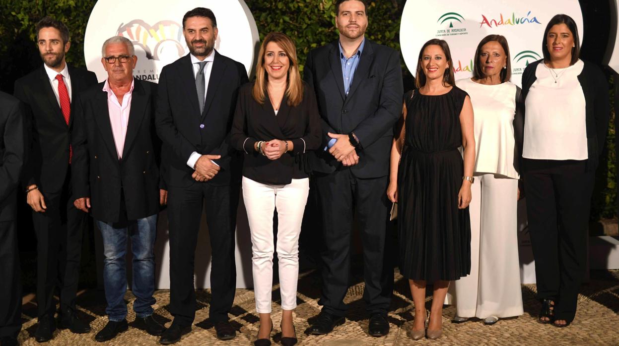 La presidenta de la Junta de Andalucía, junto a los galardonados, en el Alcázar de los Reyes Cristianos