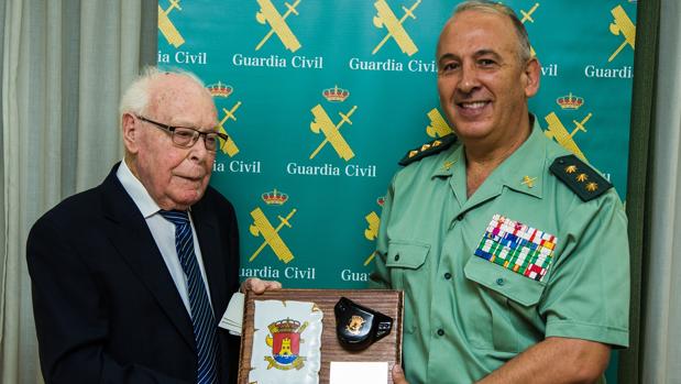 La Comandancia de la Guardia Civil de Algeciras rinde homenaje al teniente Domingo Román Calvo