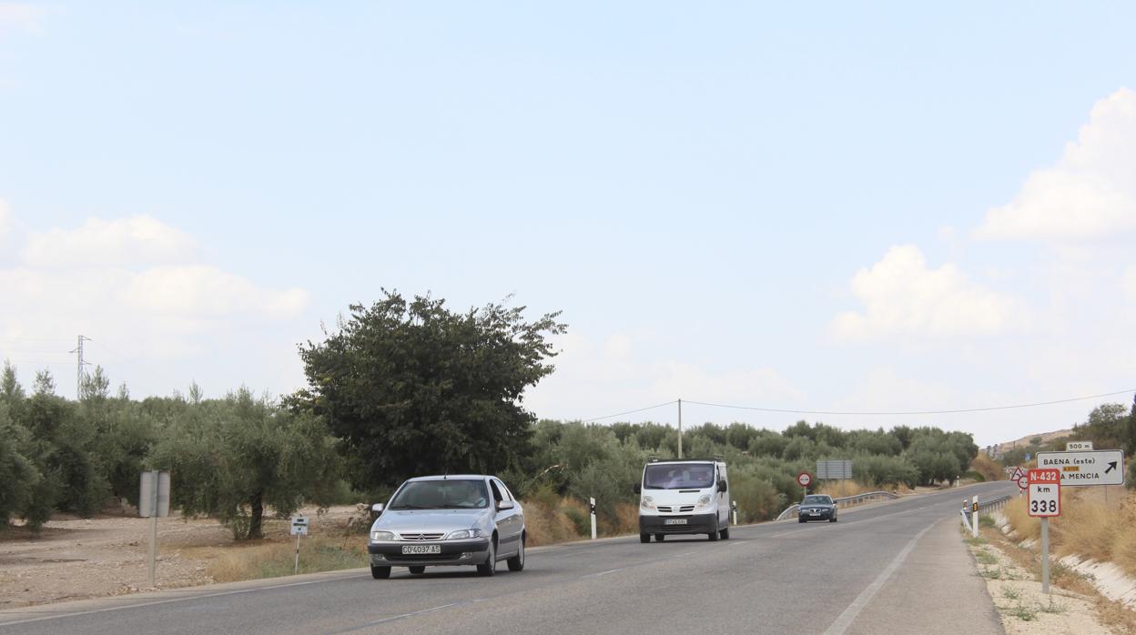 Vehículos por la carretera N-432 a su paso por Baena