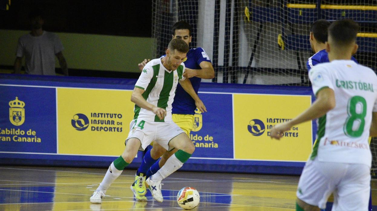 Cordero pugna por el balón anoche ante el Gran Canaria