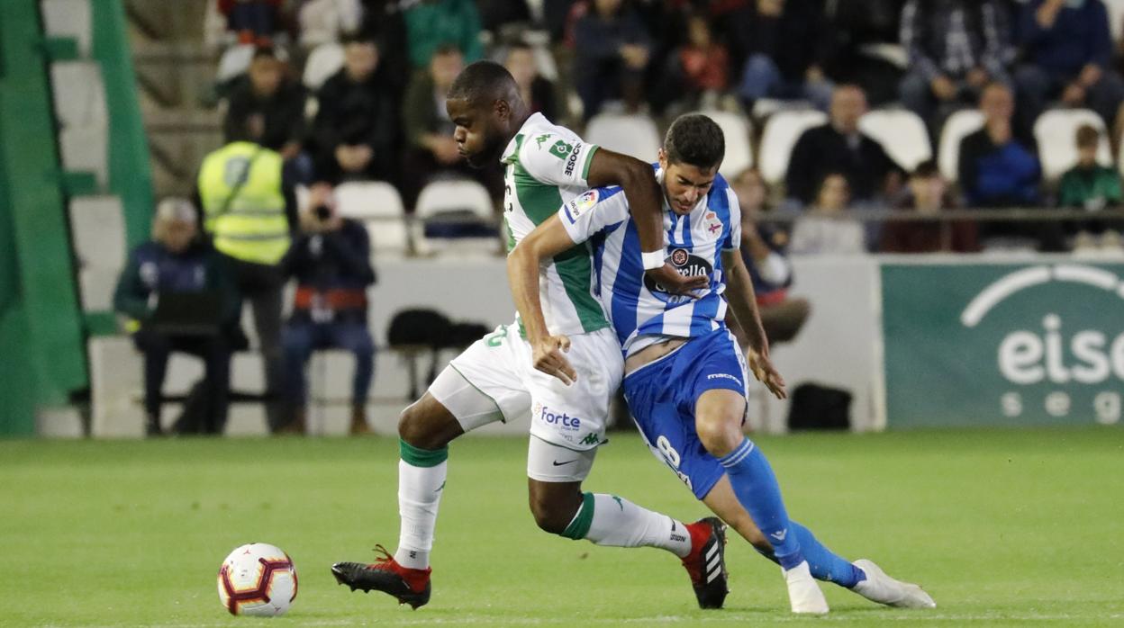 Bambock pelea en una acción del Córdoba CF-Deportivo de la Coruña de este sábado en El Arcángel