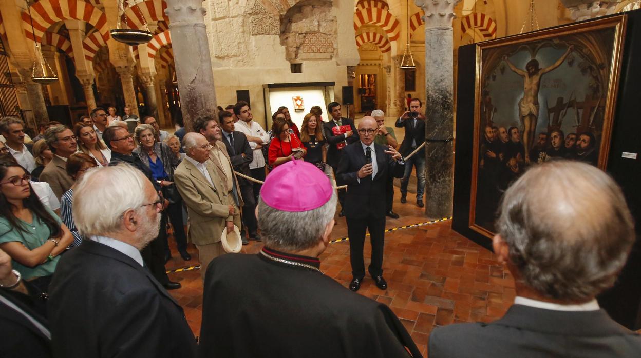 Manuel Jesús Roldán, uno de los comisarios de la exposición, explica uno de los cuadros