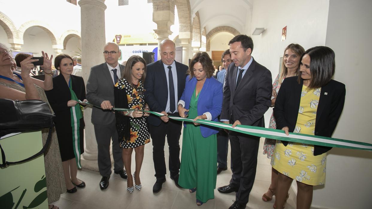 La alcaldesa, Isabel Ambrosio, cortando la cinta inaugural