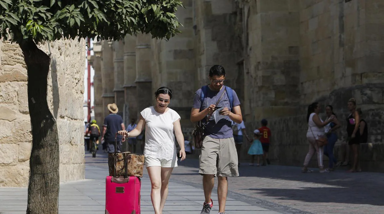 Dos turistas en el entorno monumental de Córdoba