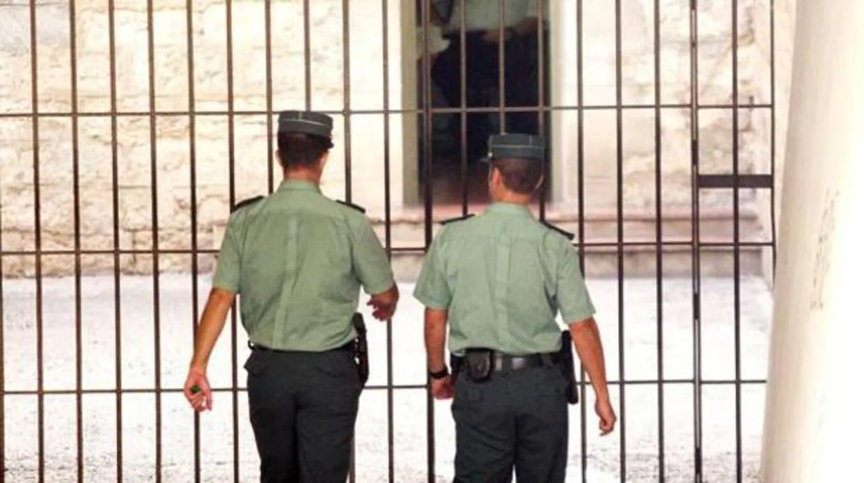 La Guardia Civil ha detenido al supuesto extorsionador en el municipio de Atarfe.