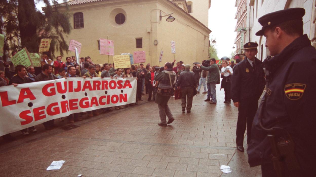 Concentración de vecinos de La Guijarrosa ante la Junta para la segregación en 2001