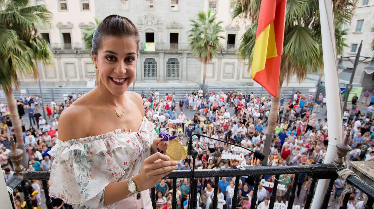 Carolina Marín, en el balcón del Ayuntamiento de Huelva