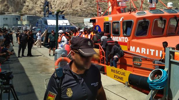 La Policía denuncia el «hacinamiento» de inmigrantes en el Puerto de Almería