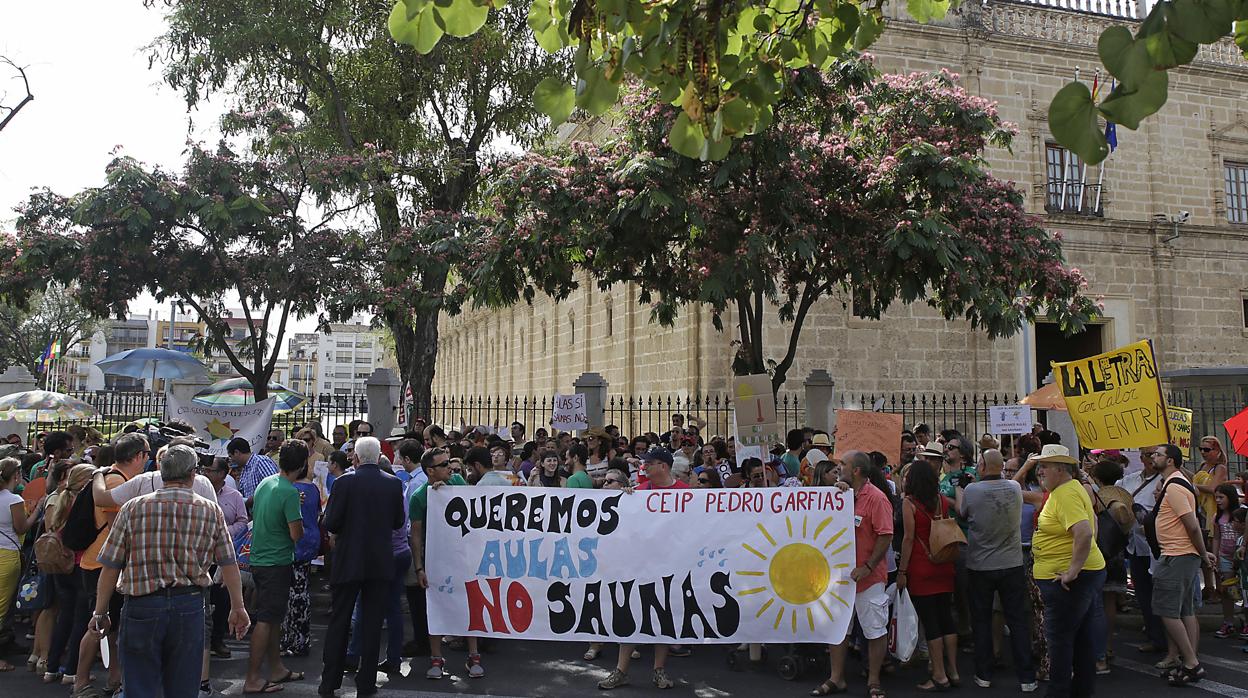 Manifestación frente al Parlamento de Andalucía de padres por el calor en los colegios