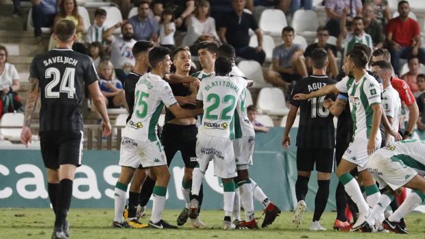 Córdoba CF | Aythami Artiles es expulsado por morder a un rival en el duelo contra el Almería