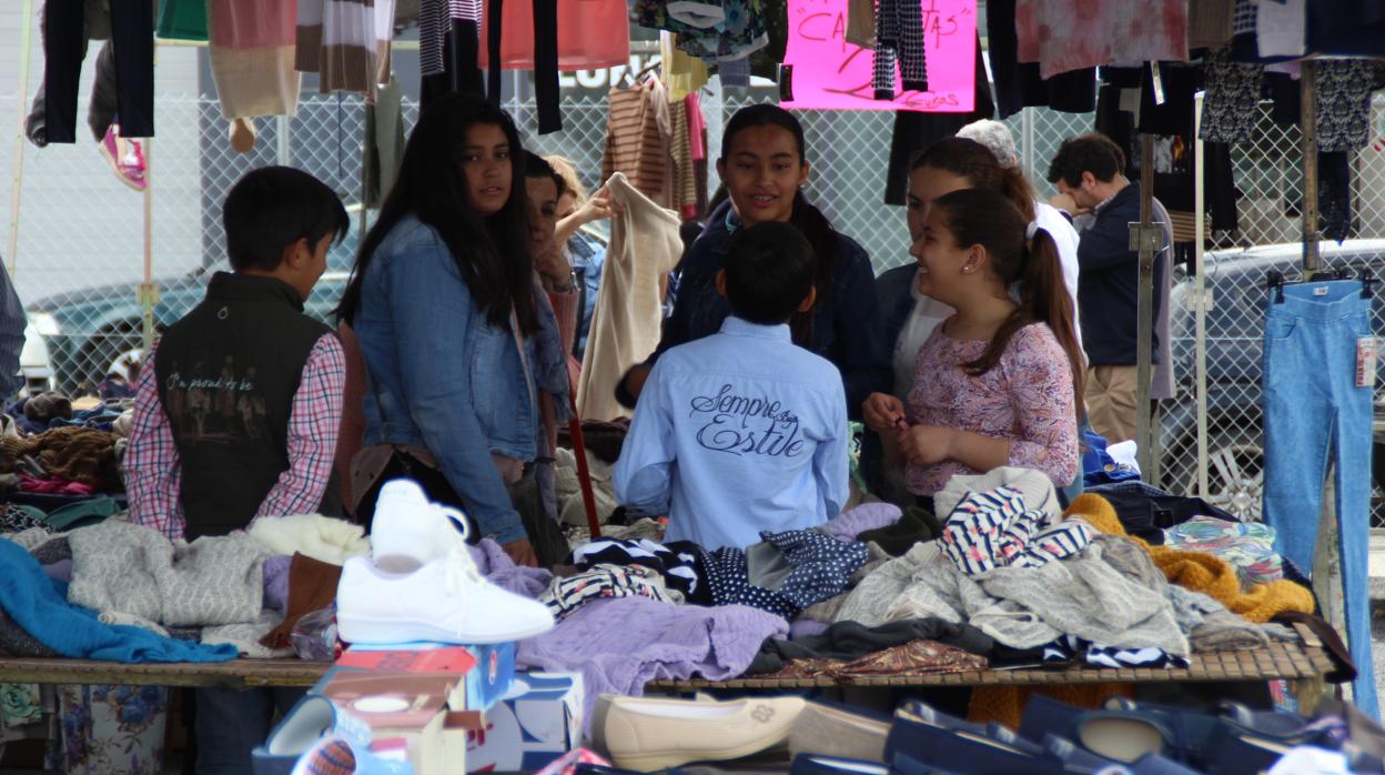 Mercadillo que se instala los domingo en el polígono Los Polvillares de Lucena