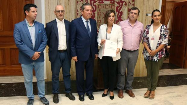 Pedro García e Isabel Ambrosio junto a los miembros de la comisión sobre la Mezquita-Catedral