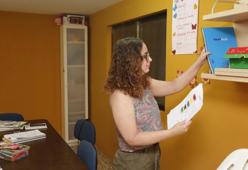 Una profesora de Uno por Uno ordena el material