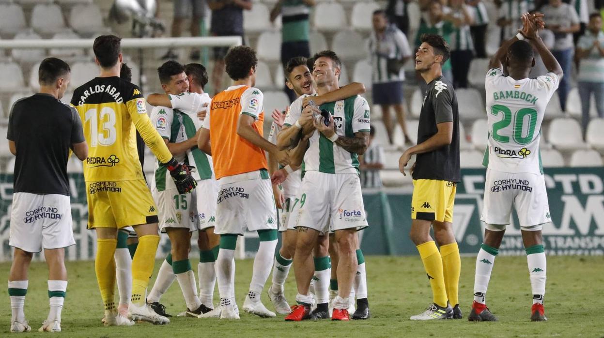 Los jugadores del Córdoba festejan el triunfo sobre el terreno de juego