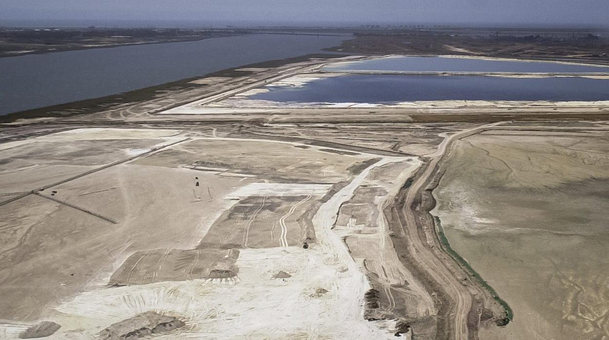 Zona ocupadas por los fosfoyesos, junto al río Tinto