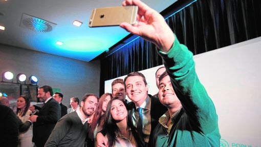 José María Bellido se hace una foto con militantes