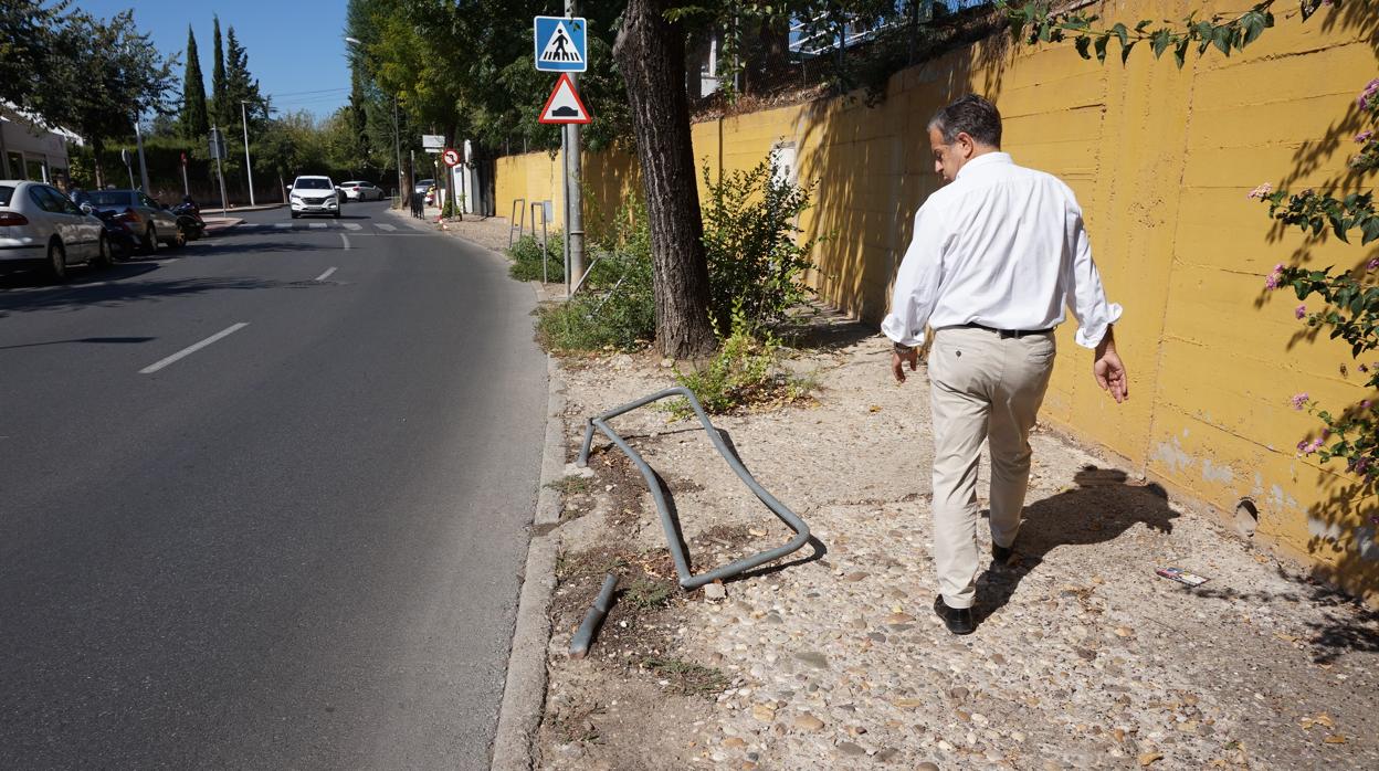 Salvador Fuentes contempla una de las vallas protectoras destruida en el suelo