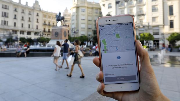 El Ayuntamiento de Córdoba avisa de que multará a los coches de Uber que pasen por zonas restringidas