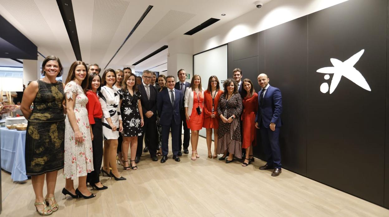 Herrador junto con el equipo de Caixabank de la nueva oficina central de Córdoba